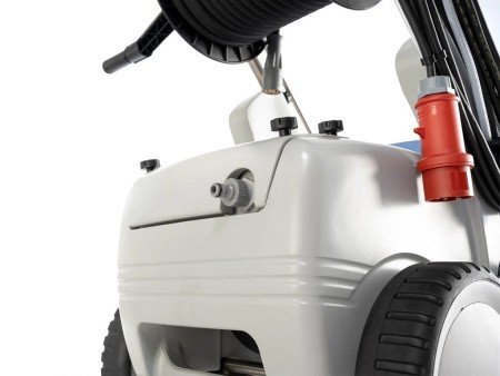 Соединение шланга подачи воды